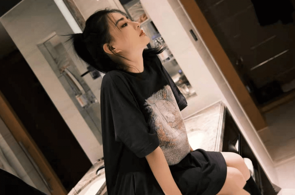 徐璐坐在洗手台上凹造型坐姿太野被热议被指擦边球打得太明显