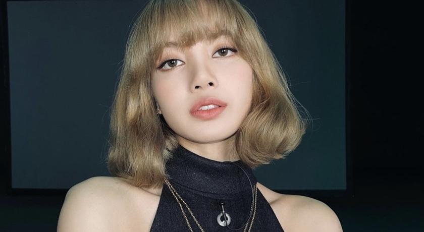 lisa深夜发时尚辣照穿紧身短上衣秀白皙蛮腰获数百万赞