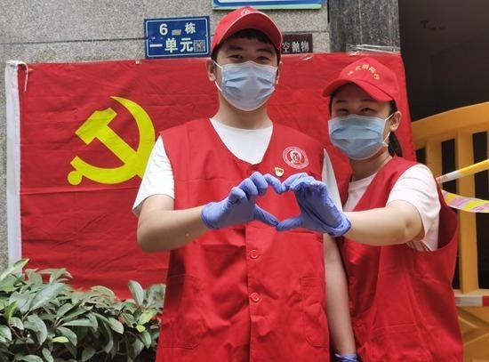 婚礼日,红马甲是这对党员夫妻最美的婚服