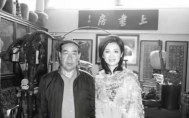 1992年,贾平凹和女演员深夜讨论剧本,被妻子发现后,最终俩人离了婚.