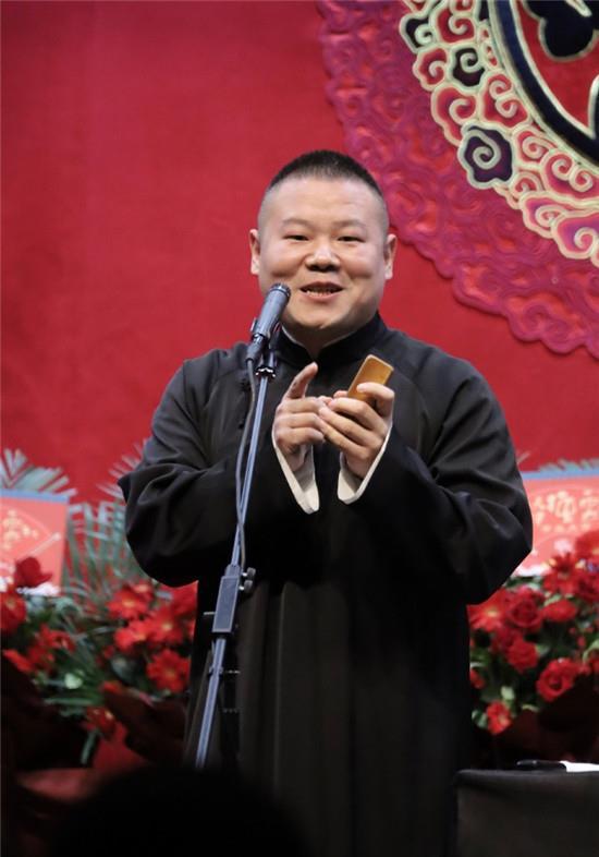 岳云鹏晒自拍大褂抢镜,德云一哥成颜值担当,助理冲冲功不可没