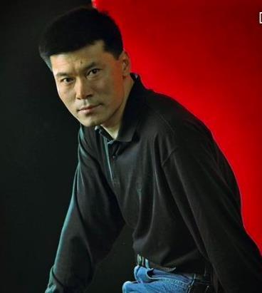 他对表演一无所知,演了《水浒》,中戏进修后演《白眉大侠》出名
