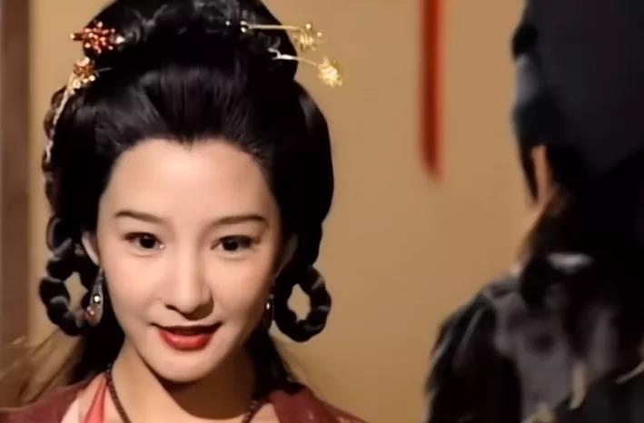 雪梨版的马夫人演出了骨子里的风情万种,雪梨并算不上是大美女,但她演