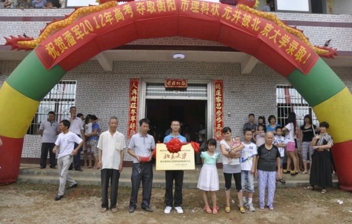 农村男孩潘军:高考657分考上北大走出乡村,如今又回到乡村