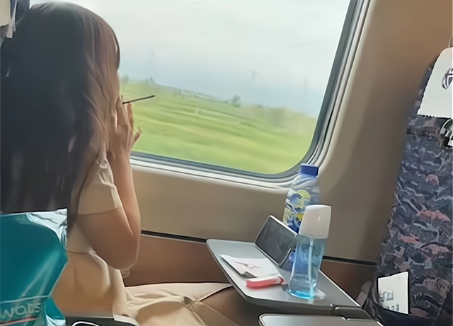 山西一女子在动车上吸烟,导致列车减速:我知道规定,但没有忍住