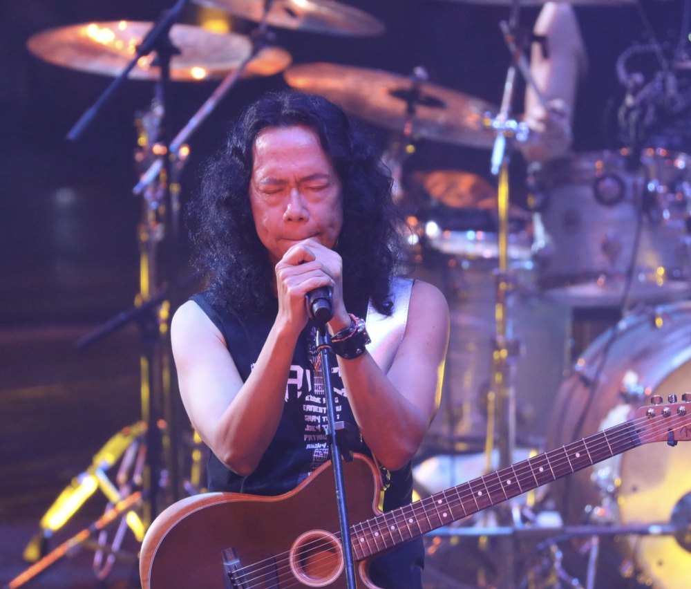 在两场演唱会中,其实最感触的还是主唱雷有辉,他在每一场演出中都要