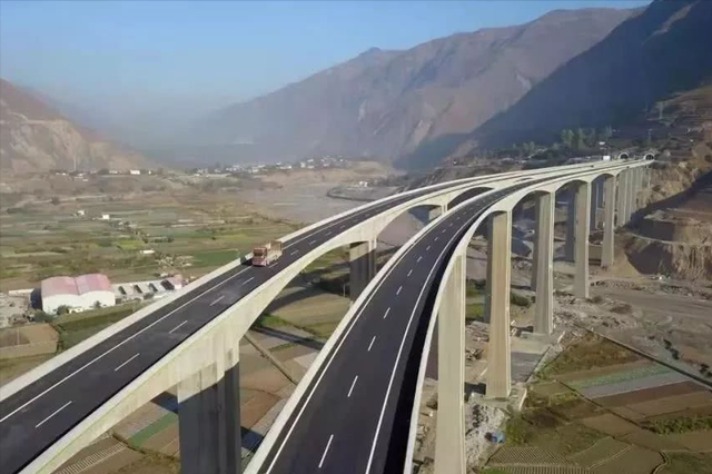 将会连接的这条高速就是当地拟建的"宣威至会泽高速公路",连通之后,就