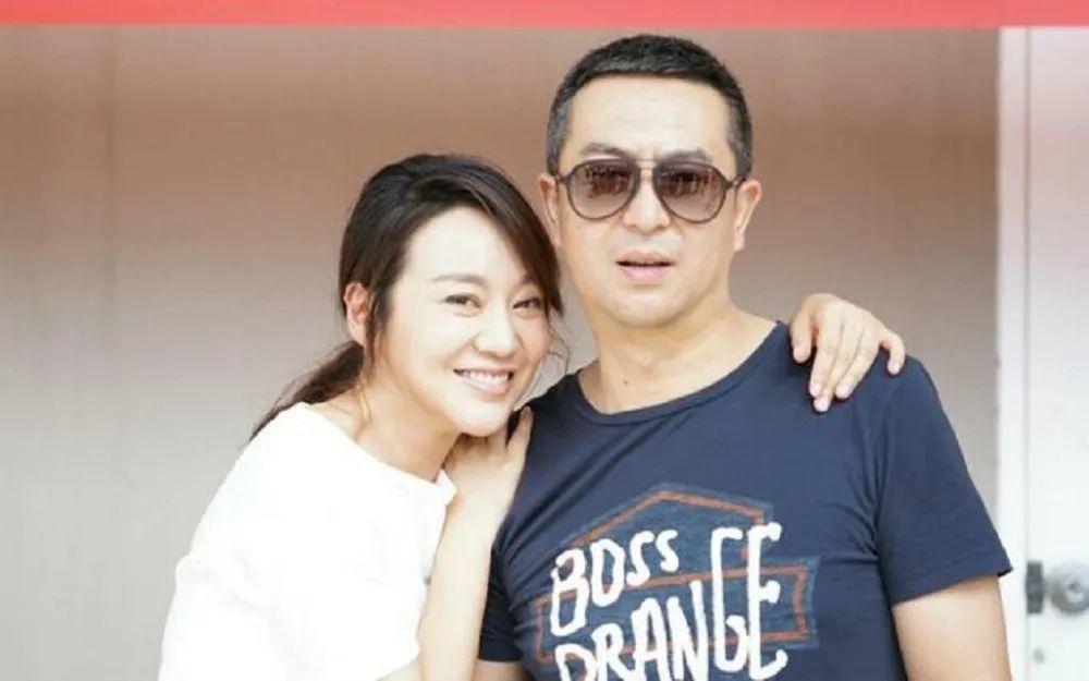 张嘉译和闫妮关系密切戏假情真妻子也和闫妮是朋友