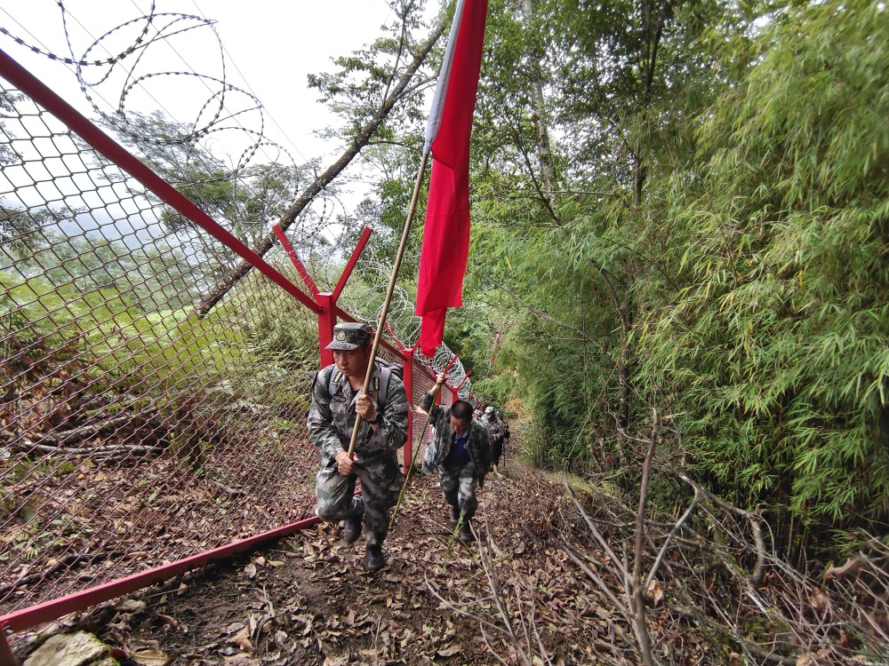云南怒江常态化联合巡逻助力边境疫情防控