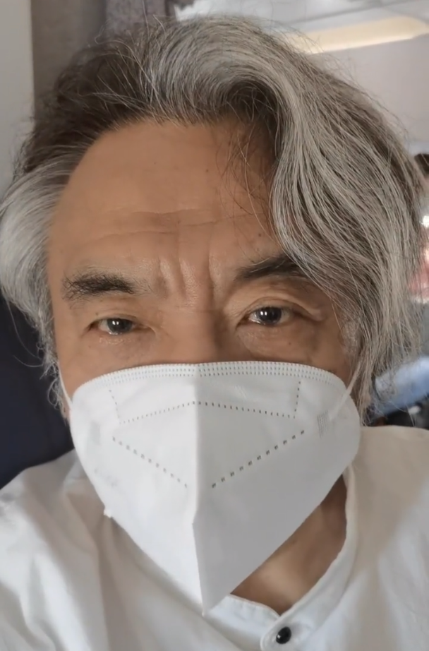 老戏骨张秋歌近照曝光,满头白发眉心皱纹明显,身穿白衣气质优雅