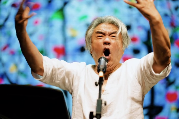 老戏骨张秋歌近照曝光满头白发眉心皱纹明显身穿白衣气质优雅