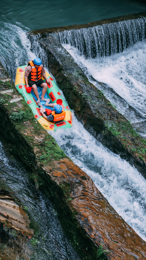 重庆金佛山神龙峡漂流:山与水间沐浴原生态山泉,体验清凉世界