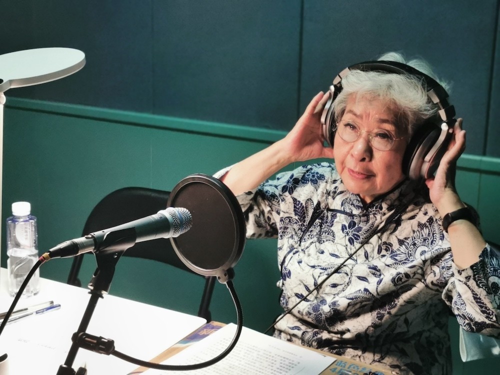 盛夏的北京,在北京市黄庄职业高中的一间工作室里,我国著名播音员