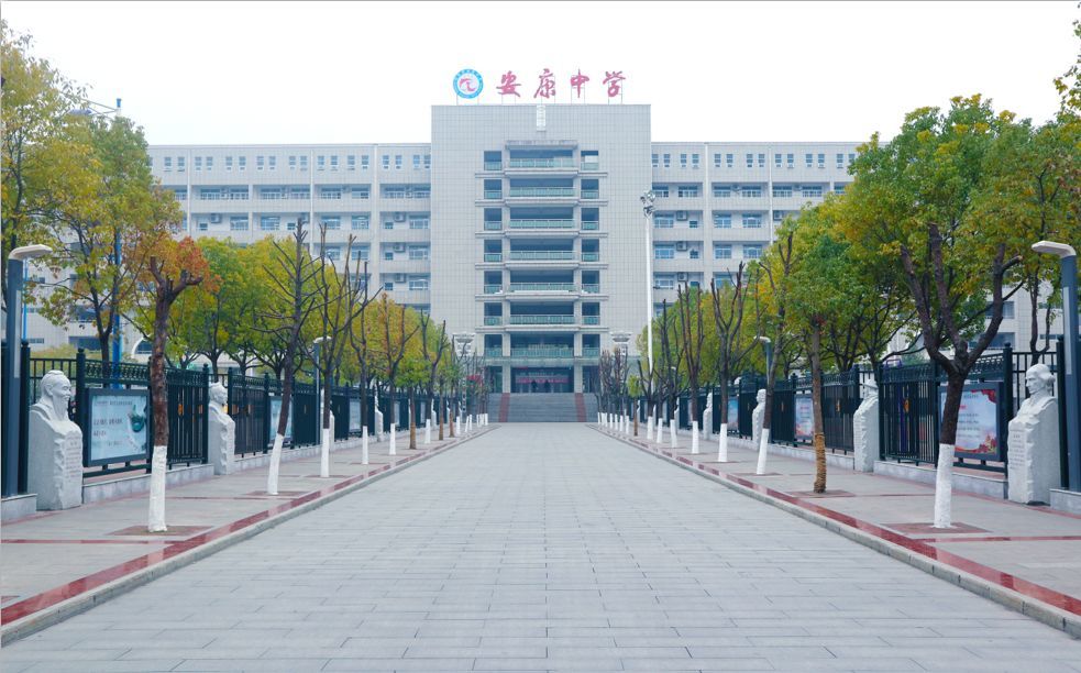 由家长自愿申请,班级全体赞成?