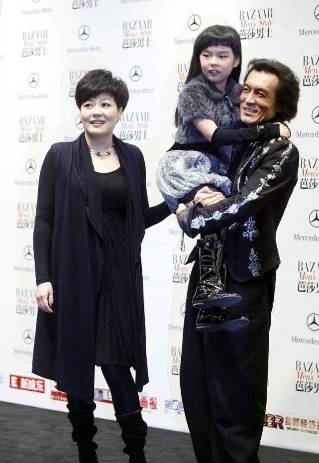 哈文真是个坚毅的女人,身穿黑白装挺朴素,但自身的高贵感藏不住