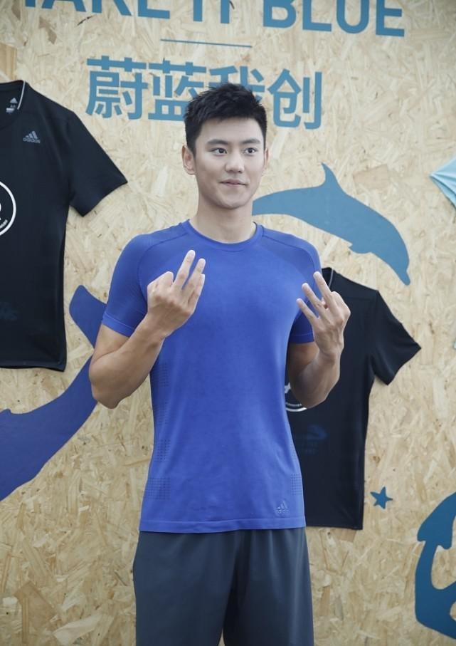 宁泽涛191的身高真没浪费,t恤配短裤好似帅气学长,哪像快30的人