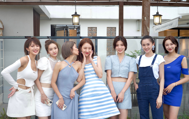 《心动4》女五过生日,7位美女合照身高差太显眼,谎报的站出来