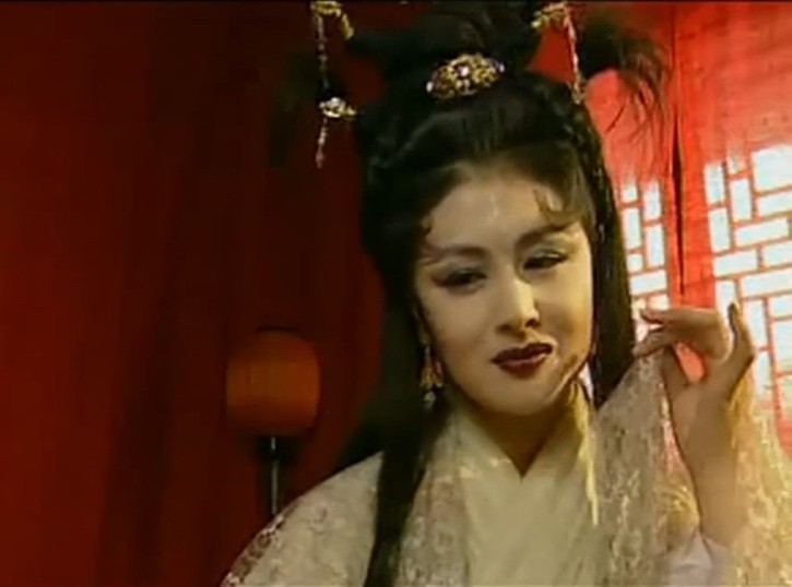 此外,她还曾出演过电视剧《西游记后传》,在剧中饰演陈五真一角.