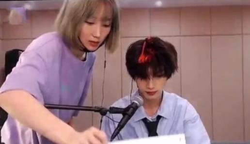 金奕含是时代峰峻工作人员,因工作和丁程鑫共用耳机被私生造谣,不然