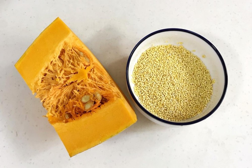 2,南瓜清洗干净把它的外皮给削去,南瓜肉 切成大小合适的块状备用.