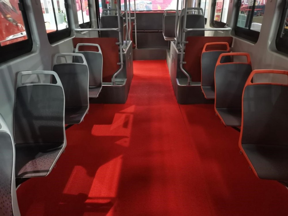 创新不忘以人为本 金龙碳纤维地铁巴士来袭