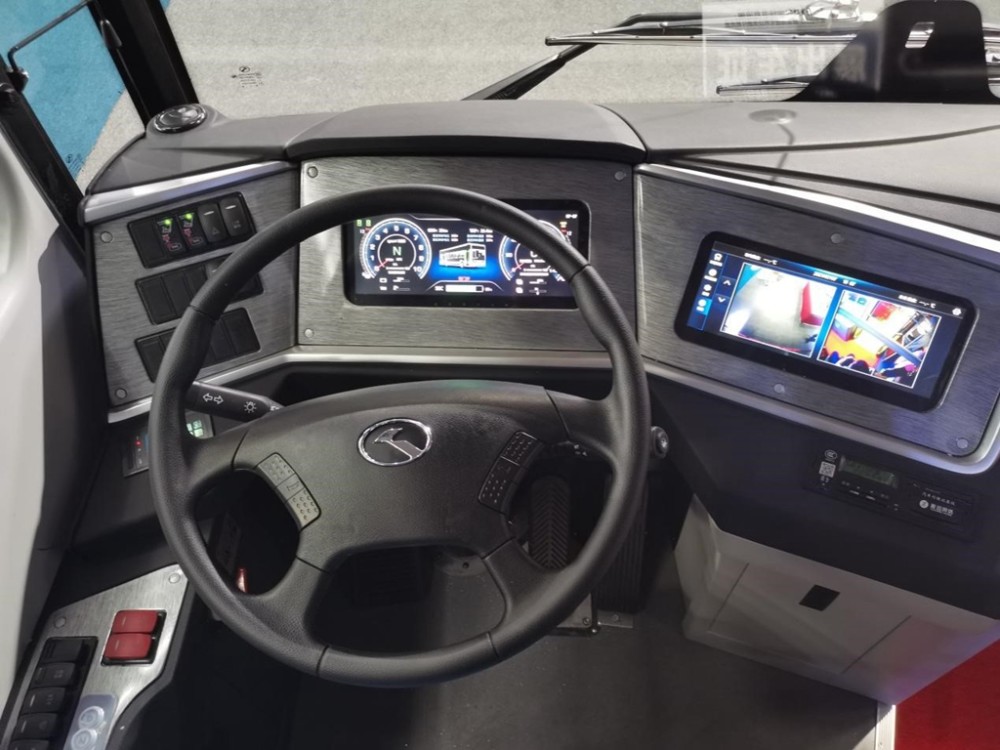 来到驾驶区,仪表台的拉丝面板上镶嵌着液晶仪表盘和触屏,两块屏幕基本