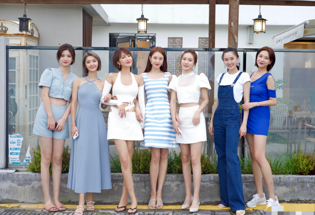 《心动4》女五过生日,7位美女合照身高差太显眼,谎报的站出来