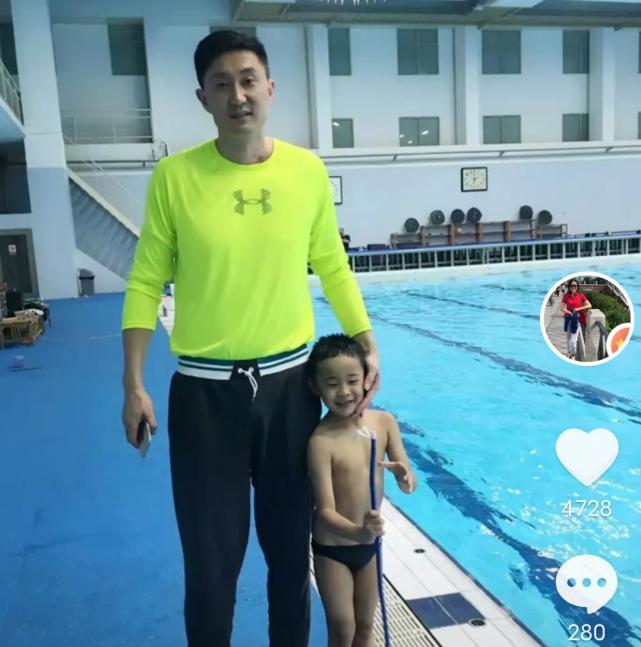 杜锋儿子成暖男10岁就成家里搬运工还能炒得一手好菜