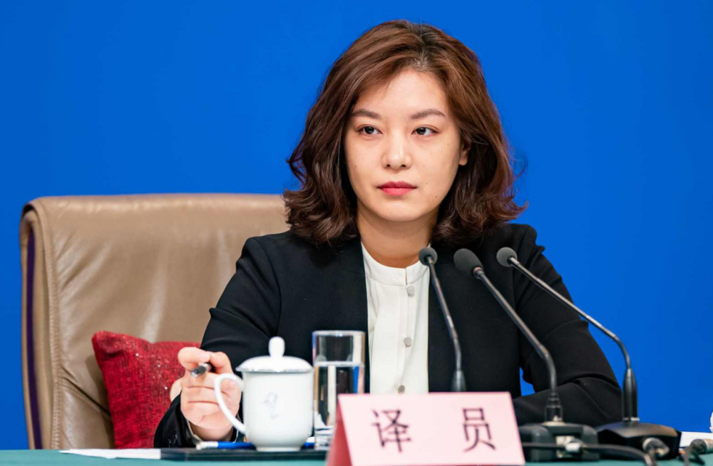 而在中美天津会谈进程中,钟岚的翻译也同样引起了中国网友的关注.