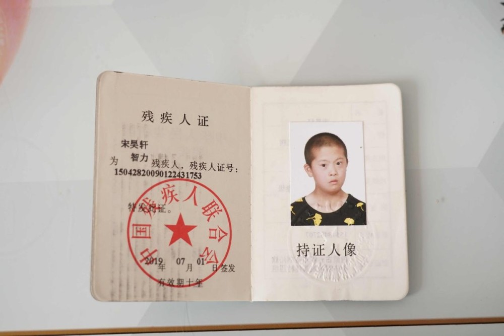丈夫救灾抗疫，妻子抗癌，夫妻二人在服务区相隔五米始终不能拥抱九十年代初中语文课本图片