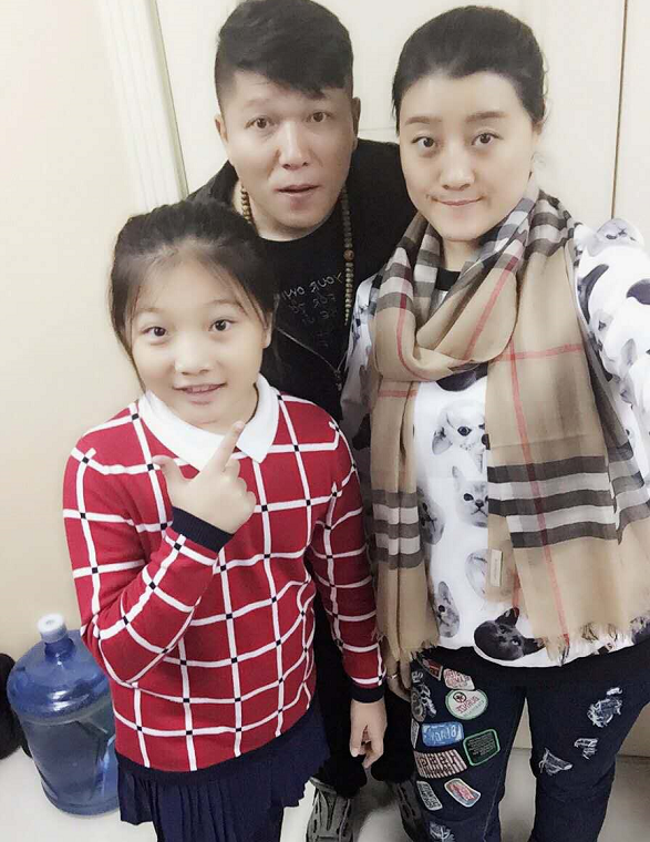 从葛珊珊平时晒出的视频来看,她住的是双层豪宅,地方宽敞装修高档