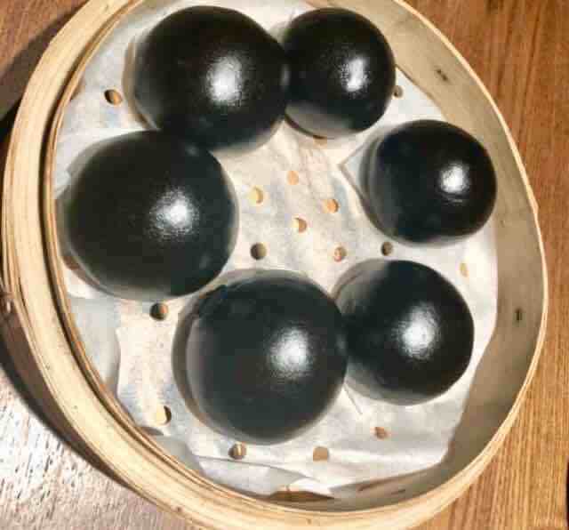 墨鱼的手脚是长在脑袋上,在遇到强敌时,中枢神经的反应十分敏捷,马上
