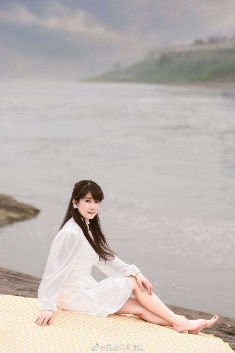 不老女神孟庭苇夏日写真白裙长发少女感十足