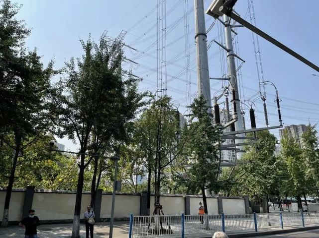 高庙村轻轨站旁的高压线塔  实拍另外,项目附近的火葬服务一条街,小编