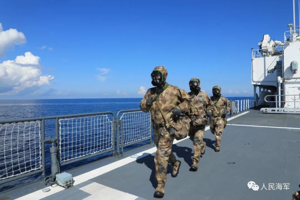 南海某海域争分夺秒救战友