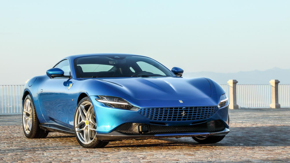 哭笑不得,有人把一台法拉利罗马(roma)卡在意大利的小巷里