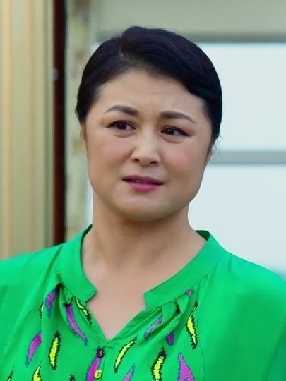 "谢大脚"车祸去世,与赵本山关系再被扒,球球取消直播悼念小姨