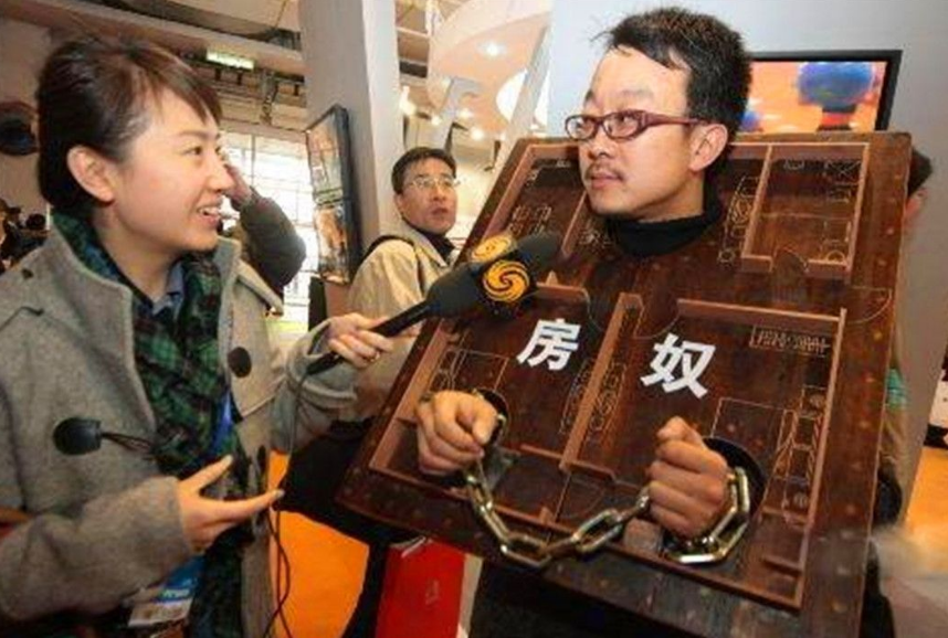 但是国内有不少的人,身上都有这样一个标签,那就是房奴,车奴