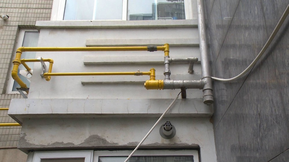业主不知情 窗户下为何多出两根燃气管?