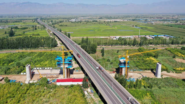 包银高铁银川绕城高速公路立交特大桥建设正酣