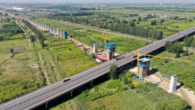 包银高铁银川绕城高速公路立交特大桥建设正酣