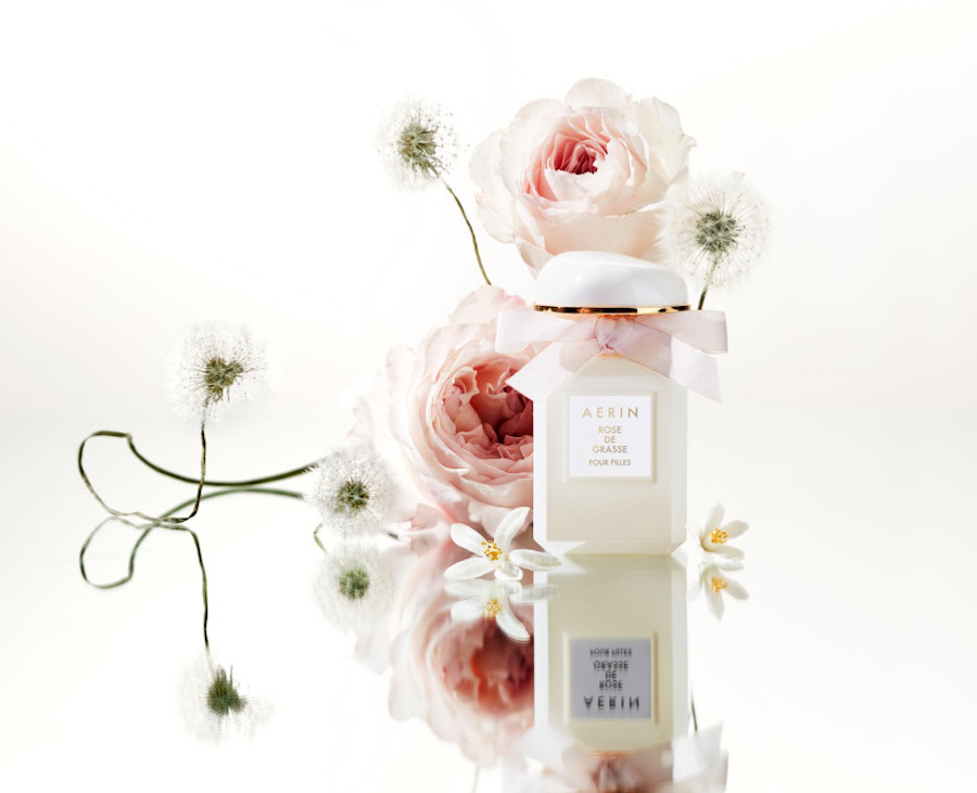 夜幕里,它伴随酒香,恰如沉醉——恰如诗人辛波斯卡所言,"只有玫瑰才能