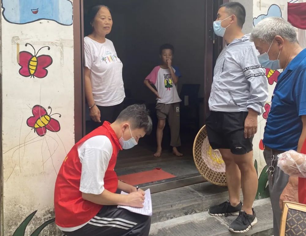 我为群众办实事凤凰法院走访入户精准排查筑牢疫情防控防线