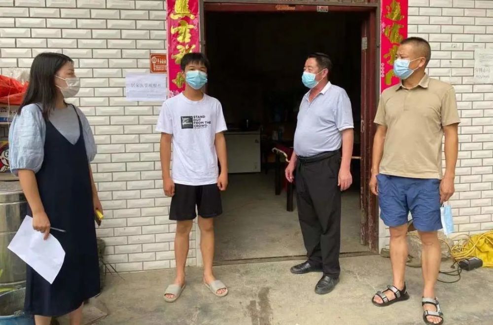 卡点执勤…自新一轮疫情防控工作启动以来,通山县人民检察院驻杨芳