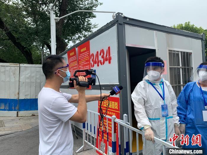 扬州疫情防控见闻:筑牢封控小区防线 核酸检测点设绿色通道