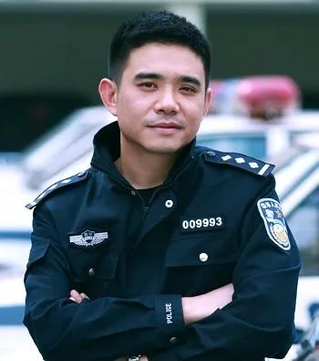 四川大叔酷似梁朝伟曾是网红警察做美食年销3000万