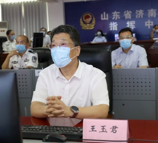 王玉君在监狱指挥中心通过监控视频边查看,边听取济南监狱疫情防控