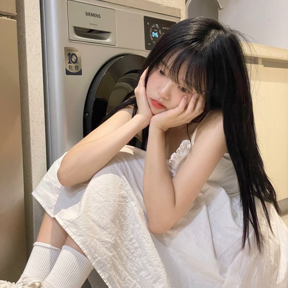 纯色系雪女生头像