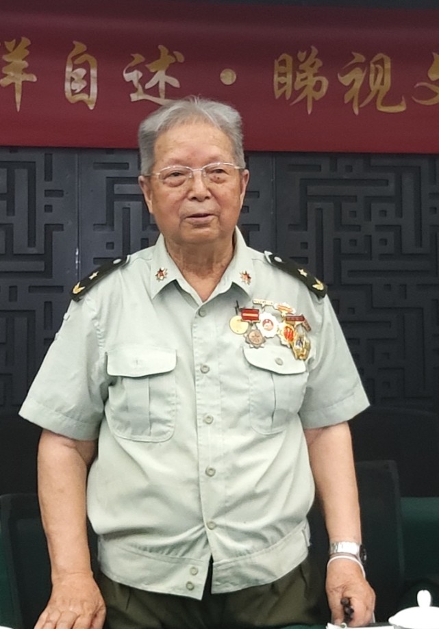 8月8日"将军摄影家"袁国祥在书友见面会上.