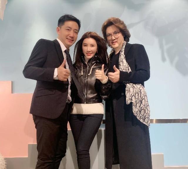 2018年伍燕参与创作并与冯博合唱的传承广府文化的歌曲《讲古》荣登